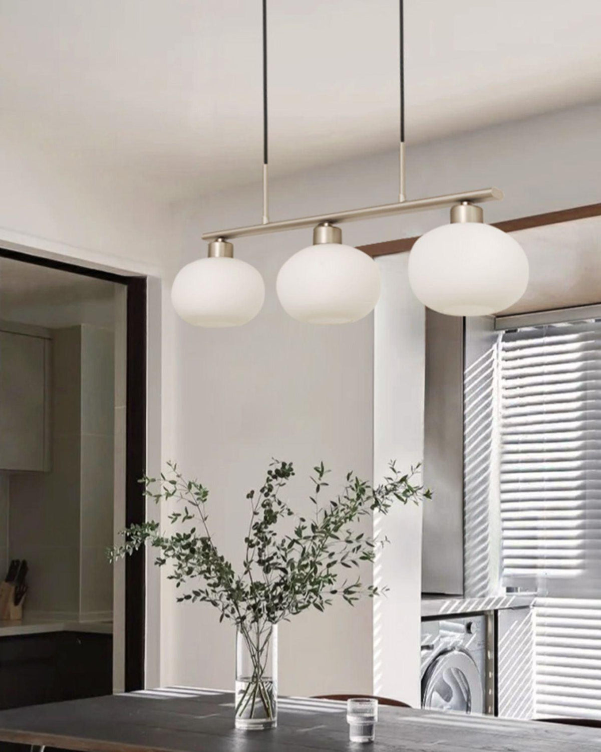 Lustra 3-flammige lineare Pendelleuchte — Design mit drei Kugelschirmen