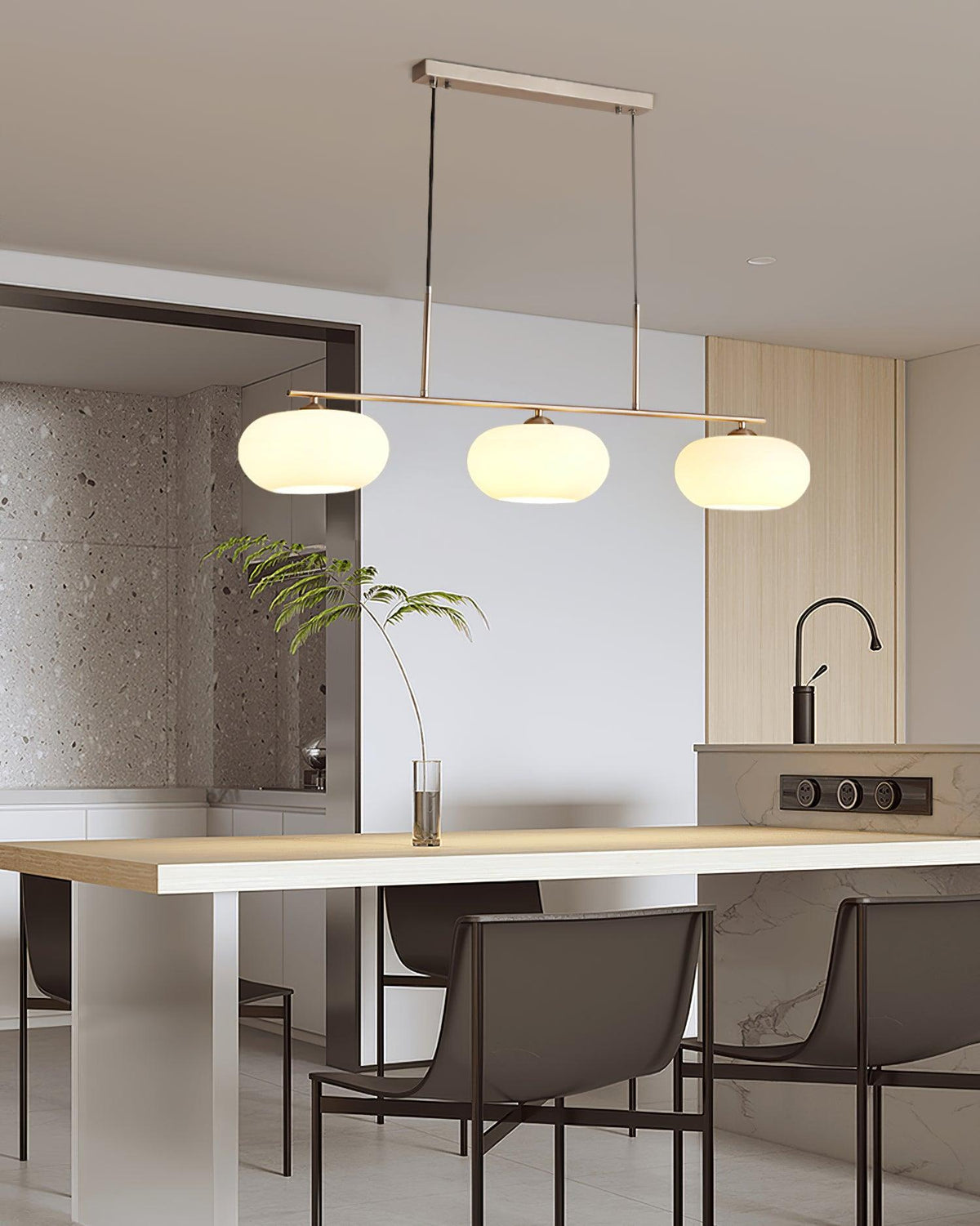 Lustra 3-flammige lineare Pendelleuchte — Design mit drei Kugelschirmen