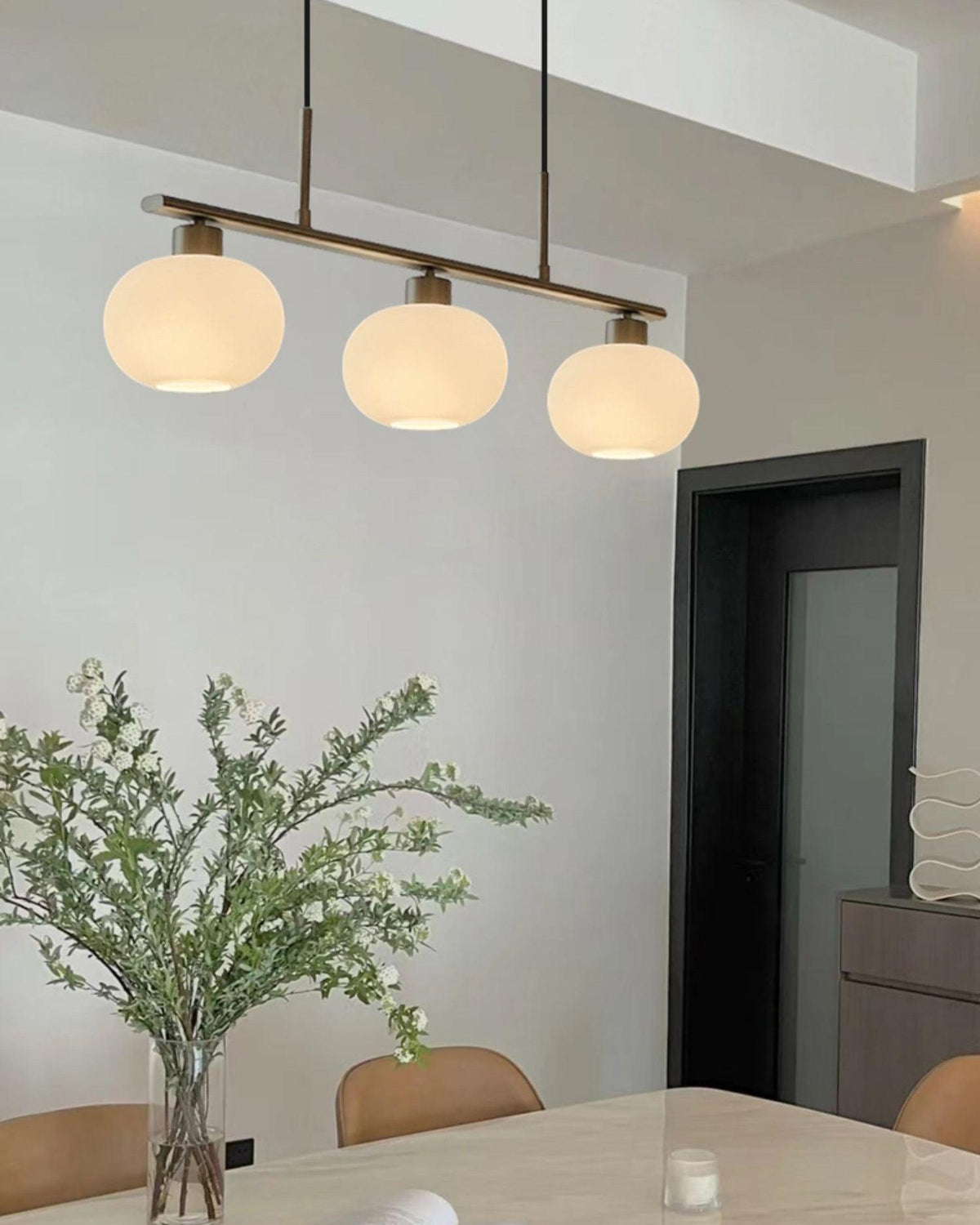 Lustra 3-flammige lineare Pendelleuchte — Design mit drei Kugelschirmen