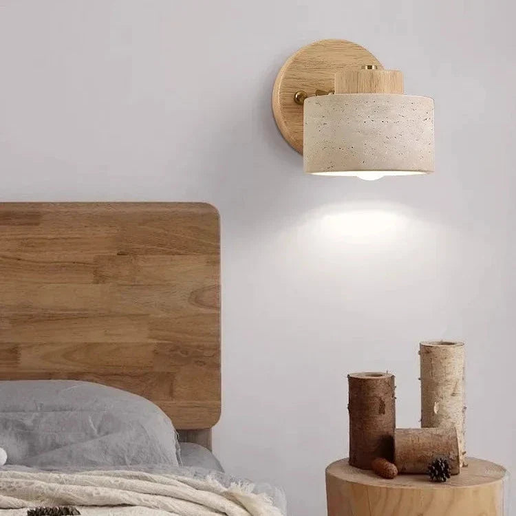 Minimalistické travertinové nástěnné svítidlo – nastavitelné osvětlení stěny