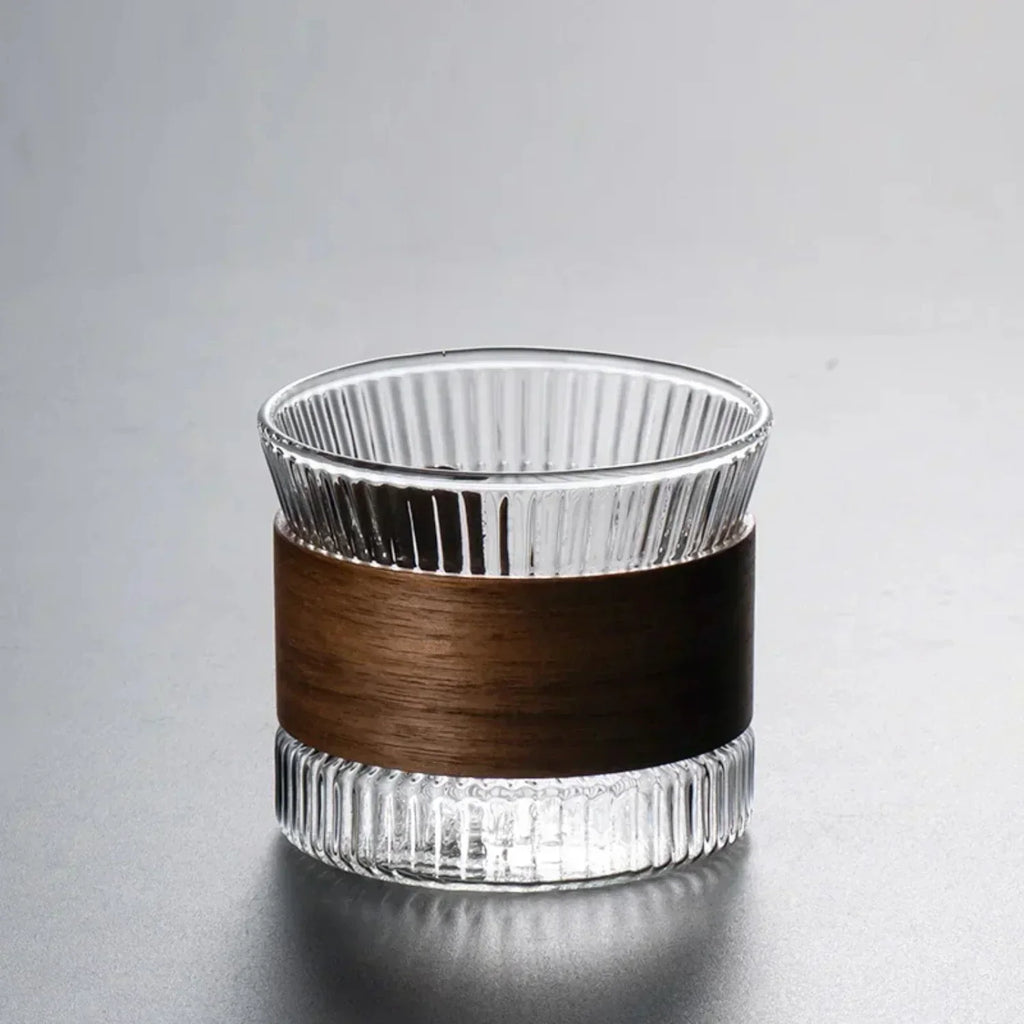 Gjennomsiktig kaffekrus i glass i japansk stil med trekk av valnøttre – elegant kopp til te og kaffe