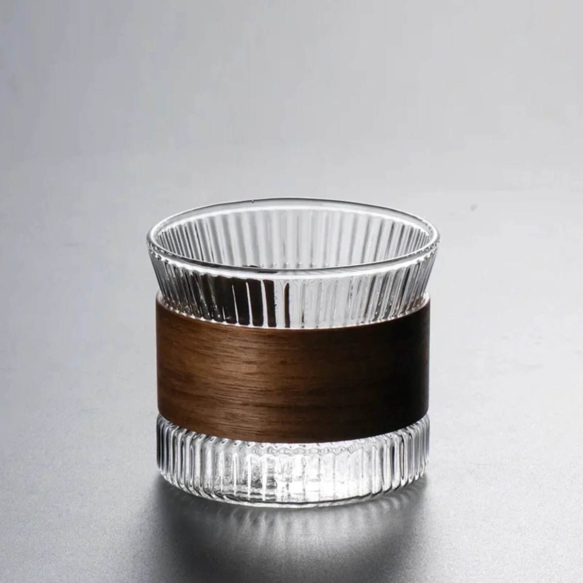 Gjennomsiktig kaffekrus i glass i japansk stil med trekk av valnøttre – elegant kopp til te og kaffe