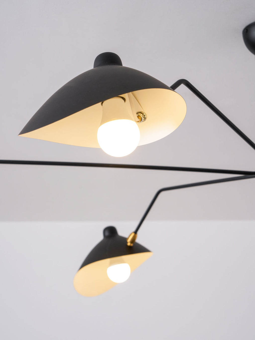 Skulptural taklampa med tre armar A