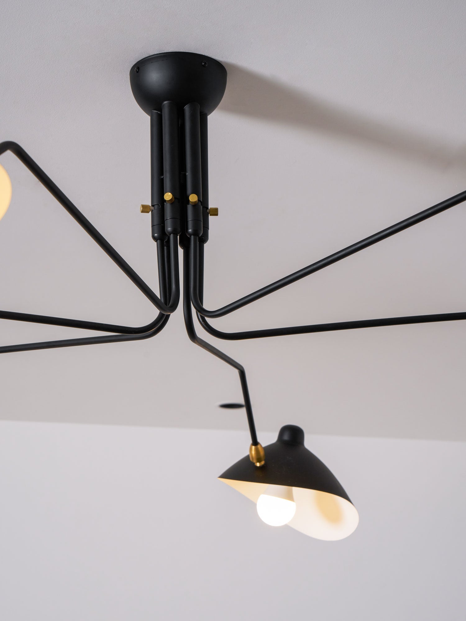Skulptural taklampa med tre armar A