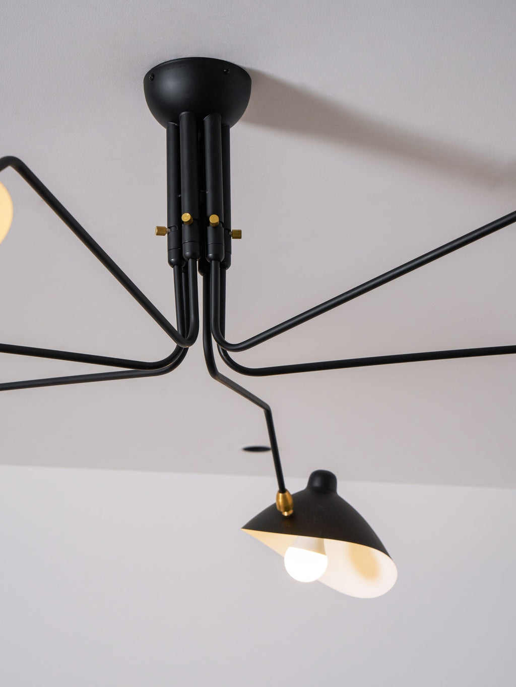 Taklampa med flera armar i spindeldesign - skulpturmodell A