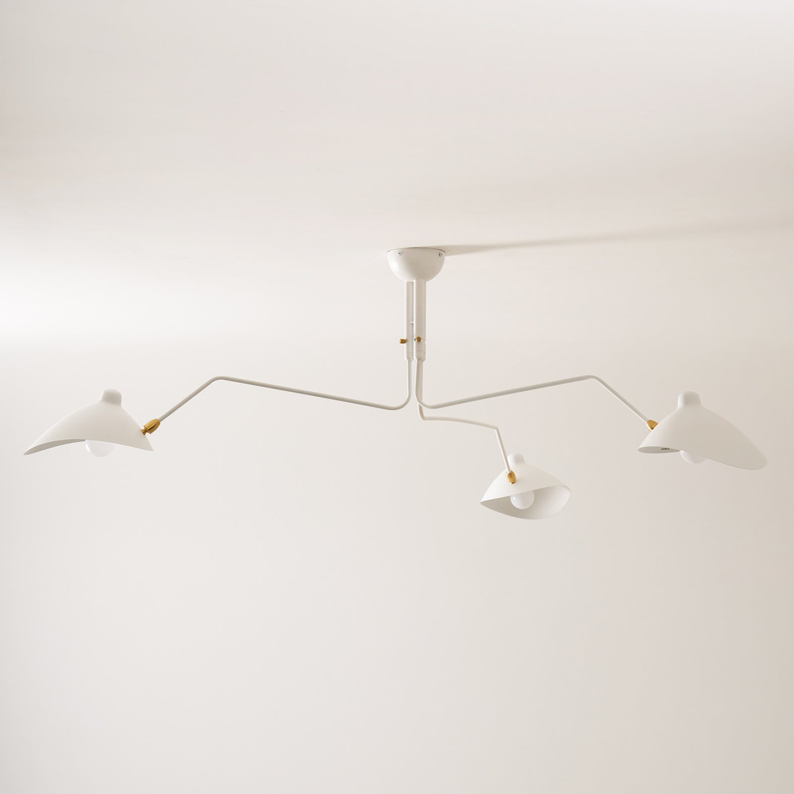 Skulptural taklampa med tre armar A