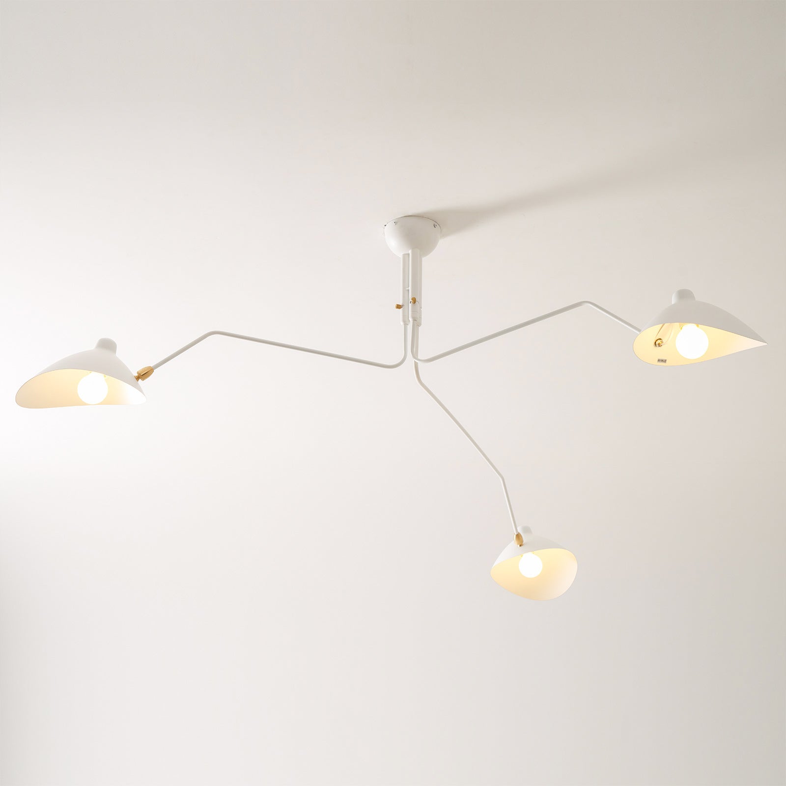 Skulptural taklampa med tre armar A