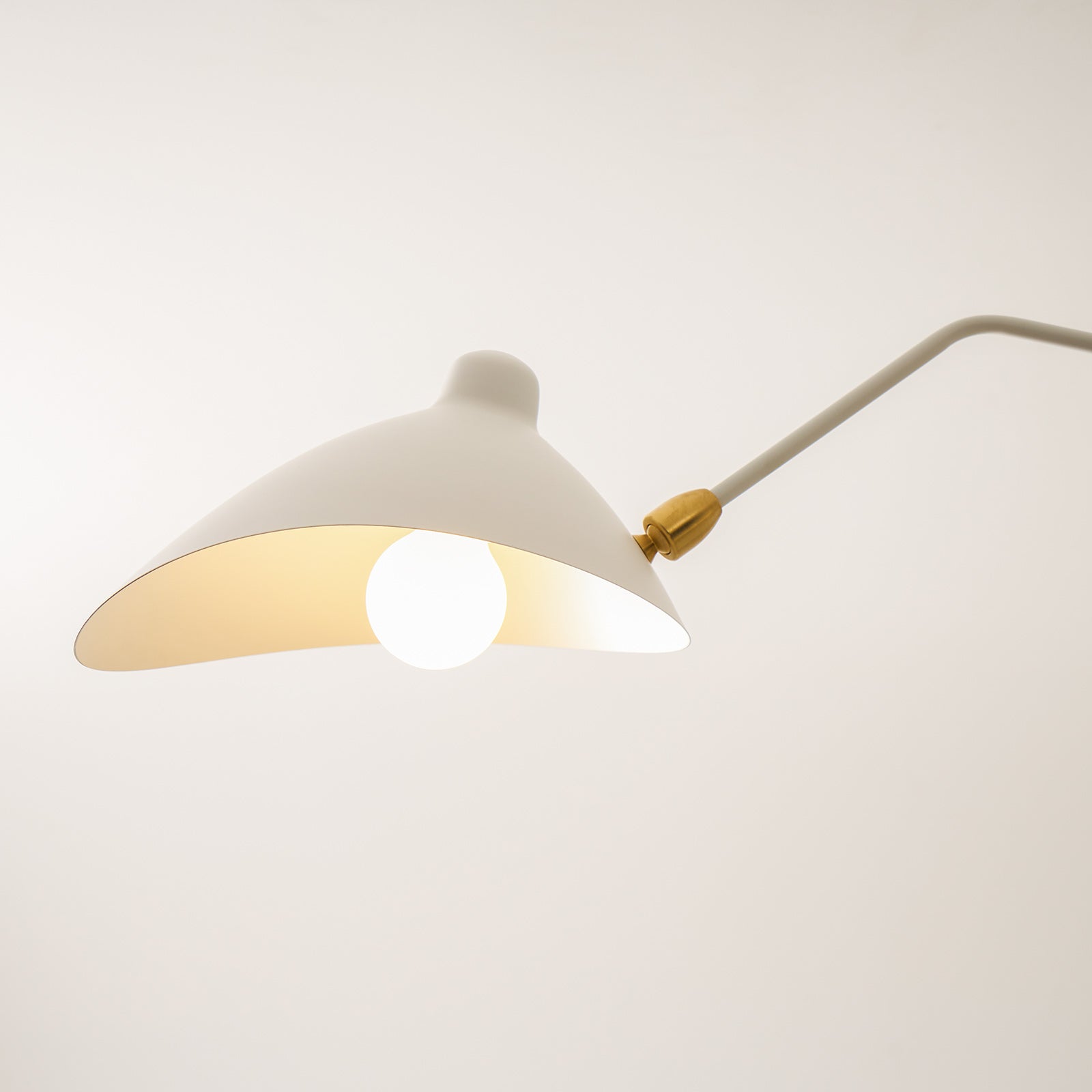 Skulptural taklampa med tre armar A