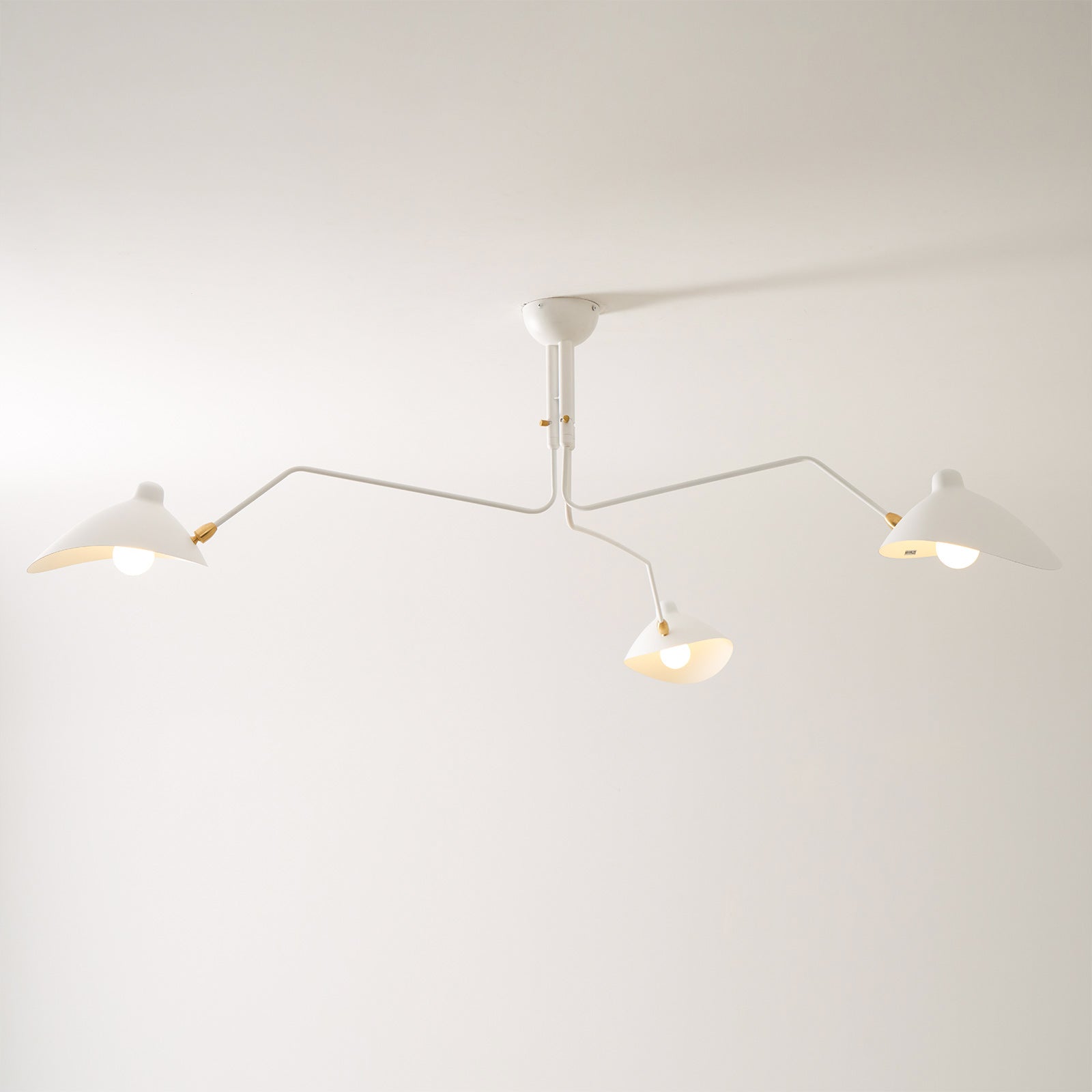 Skulptural taklampa med tre armar A