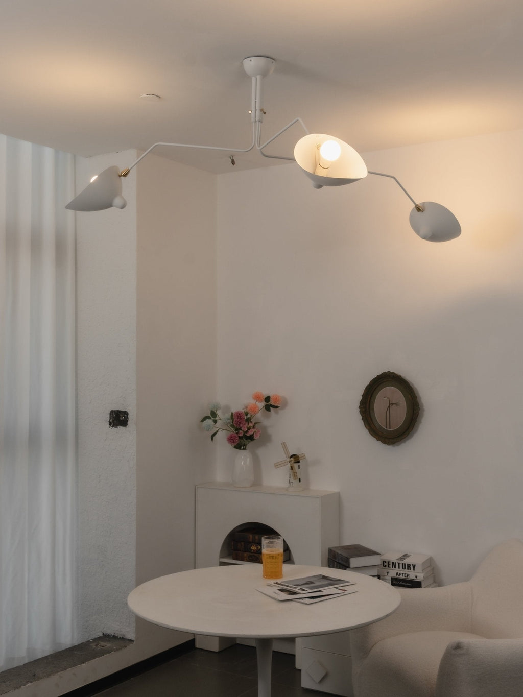 Skulptural taklampa med tre armar A