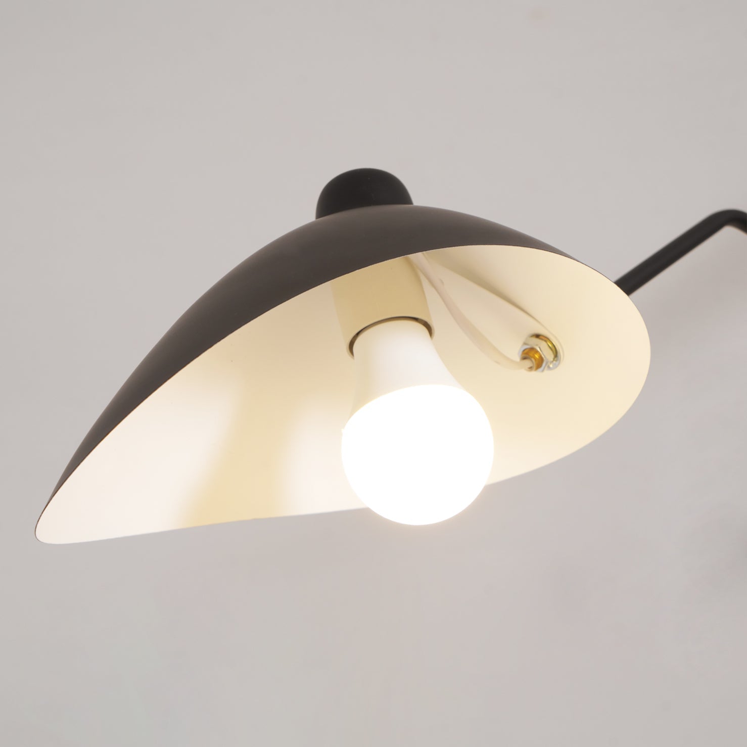 Skulptural taklampa med tre armar A