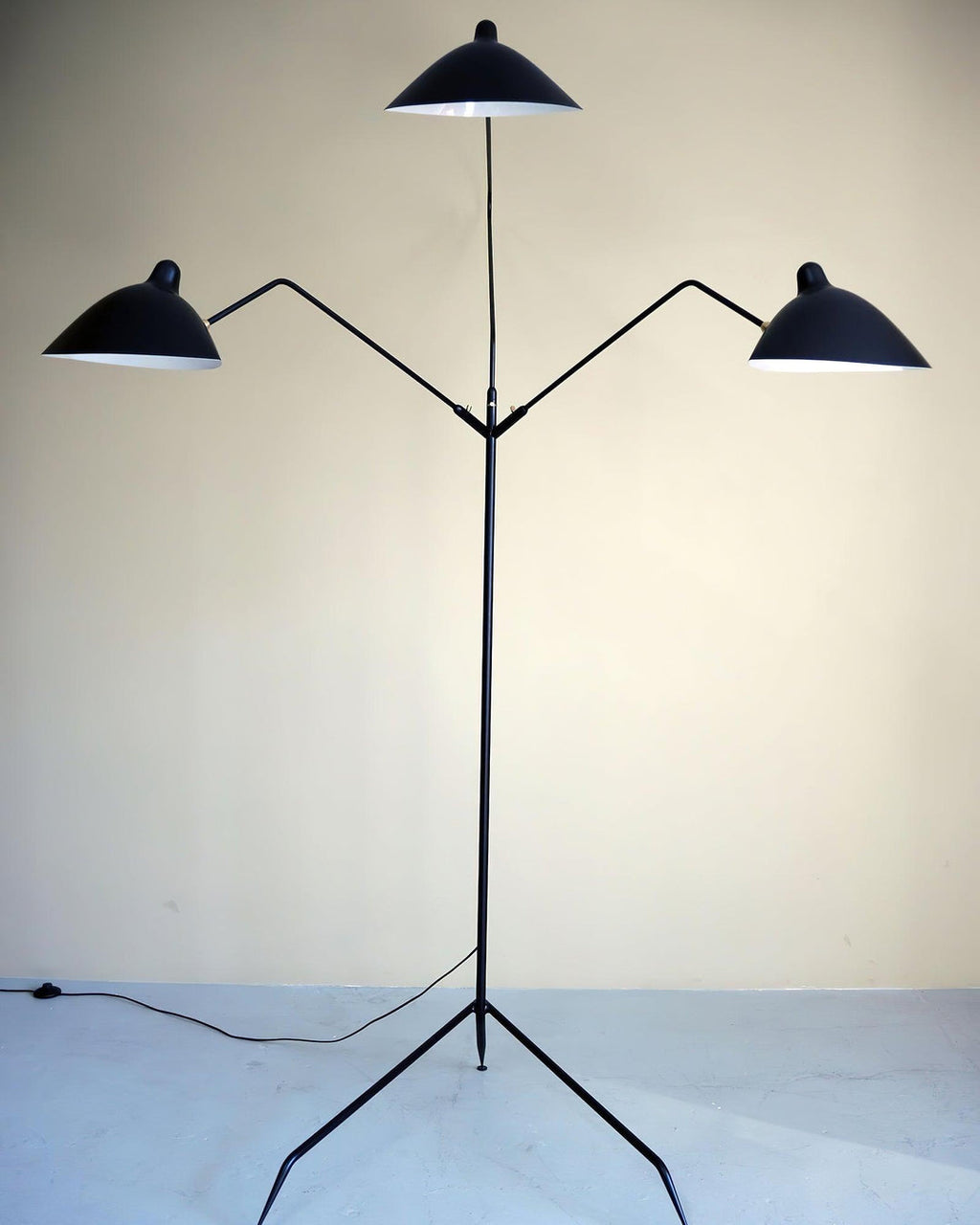 Stojací lampa ve tvaru pavouka s nastavitelnými rameny