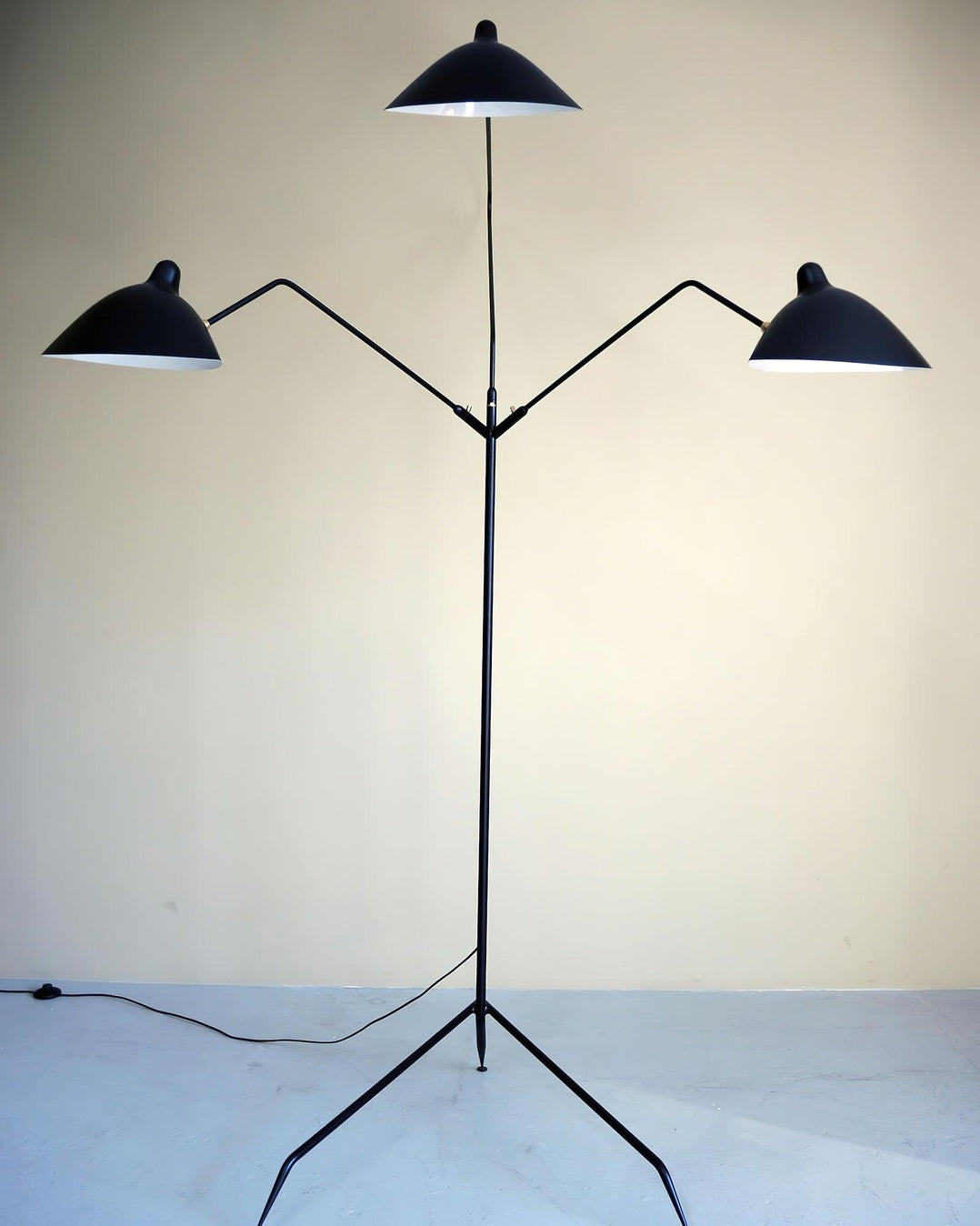 Stojací lampa ve tvaru pavouka s nastavitelnými rameny