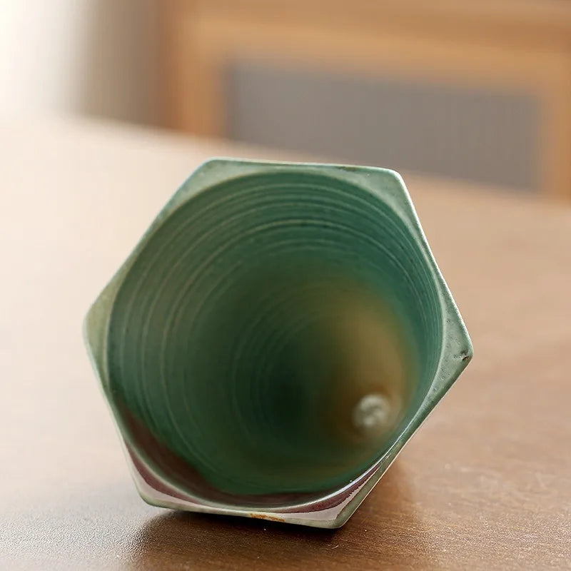 Handgefertigte sechseckige Vintage-Kaffeetasse aus nordischer Porzellantradition mit Untersetzer – Einzigartiger Retro-Keramikbecher für Tee, Zuhause und Büro