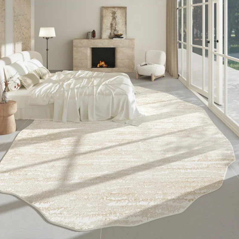 Απαλό, πολυτελές χαλί Luna Luxe με μαρμάρινο μοτίβο και ακανόνιστο σχήμα για την κρεβατοκάμαρα
