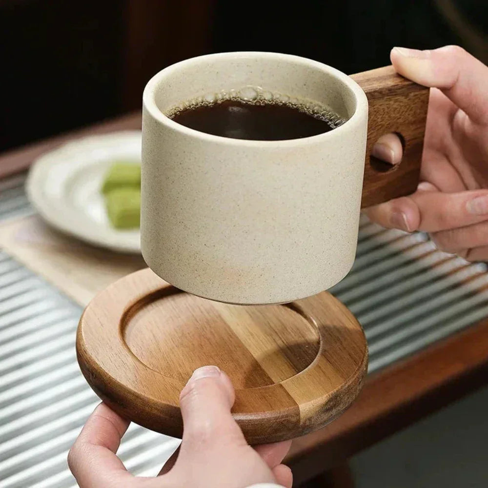 Mugs en bois sur palette