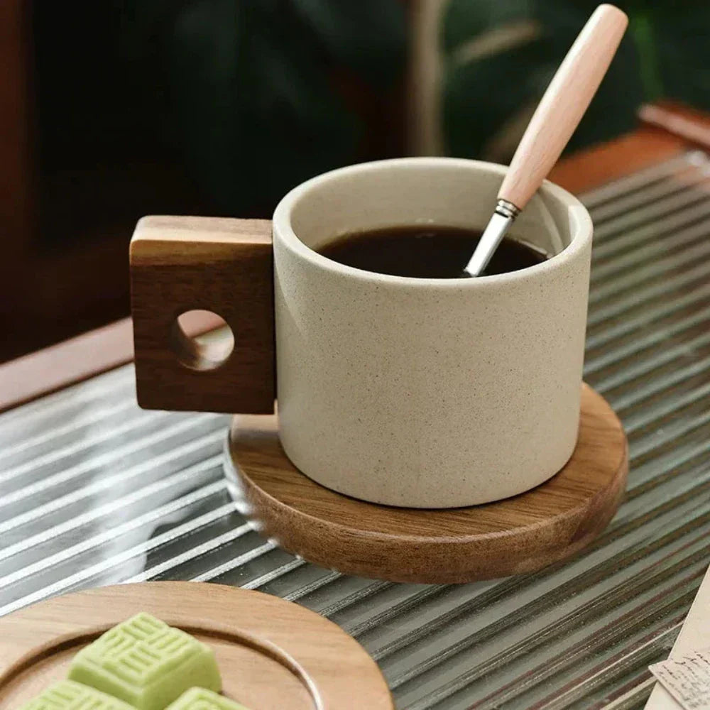 Mugs en bois sur palette