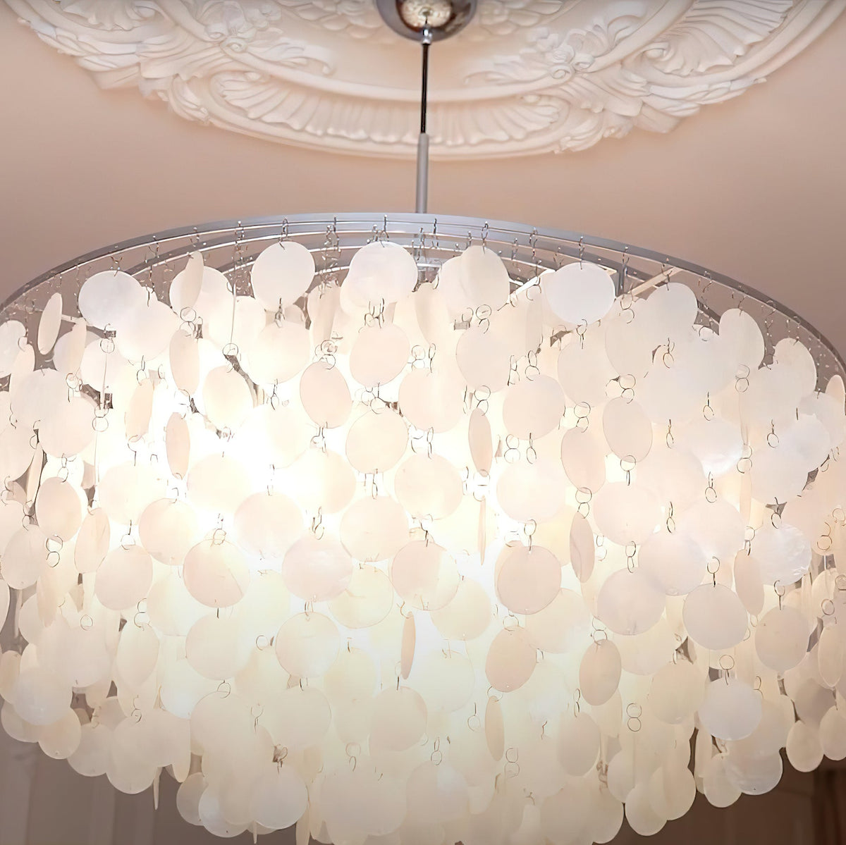 Kulatý lustr s více úrovněmi a skořepinami — design z průsvitných disků