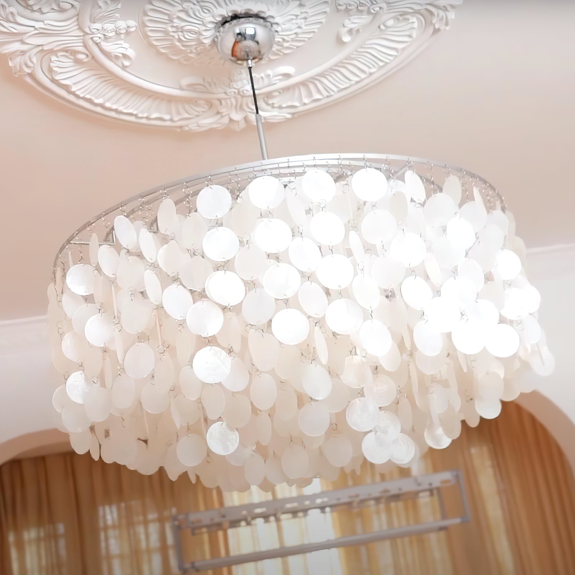 Kulatý lustr s více úrovněmi a skořepinami — design z průsvitných disků