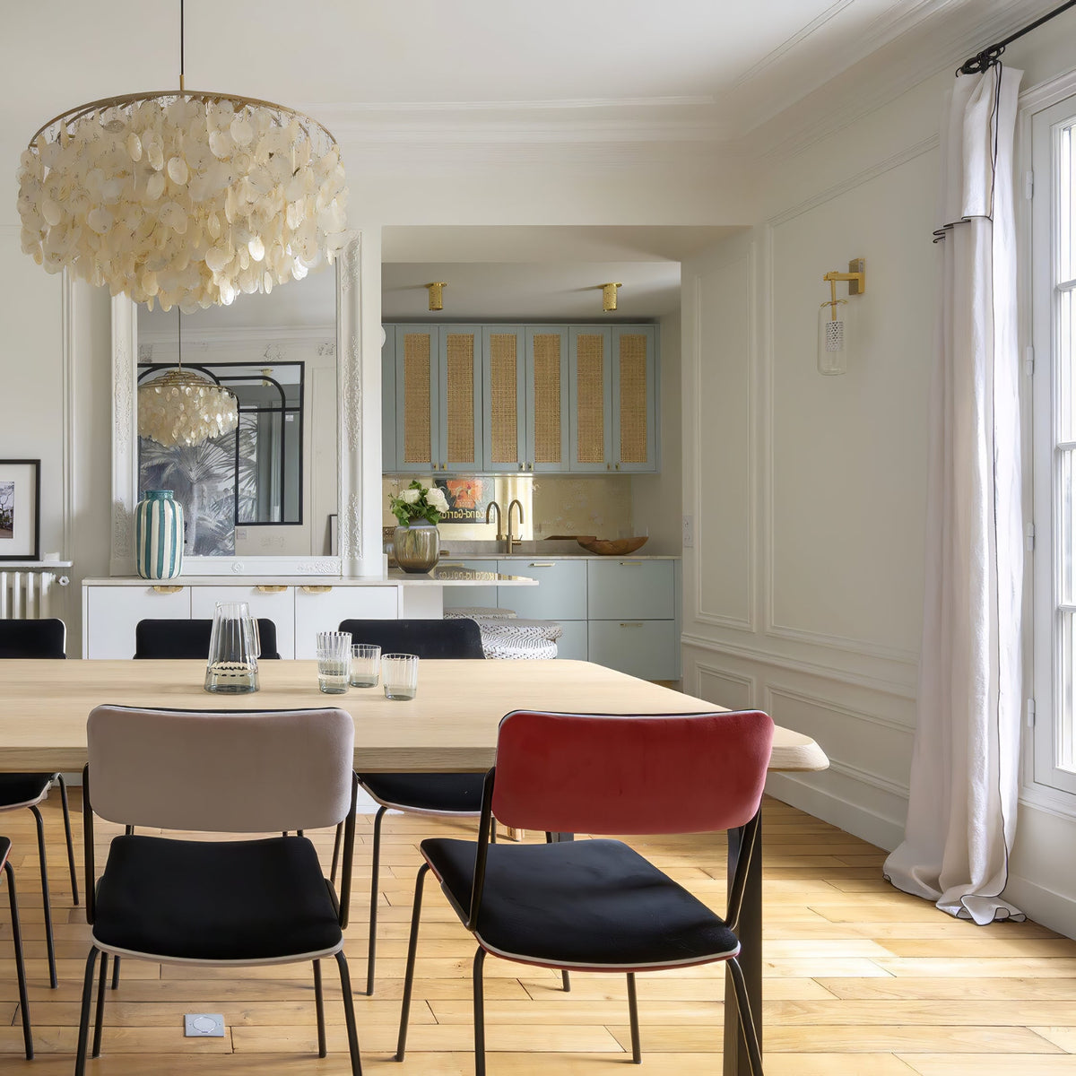 Kulatý lustr s více úrovněmi a skořepinami — design z průsvitných disků
