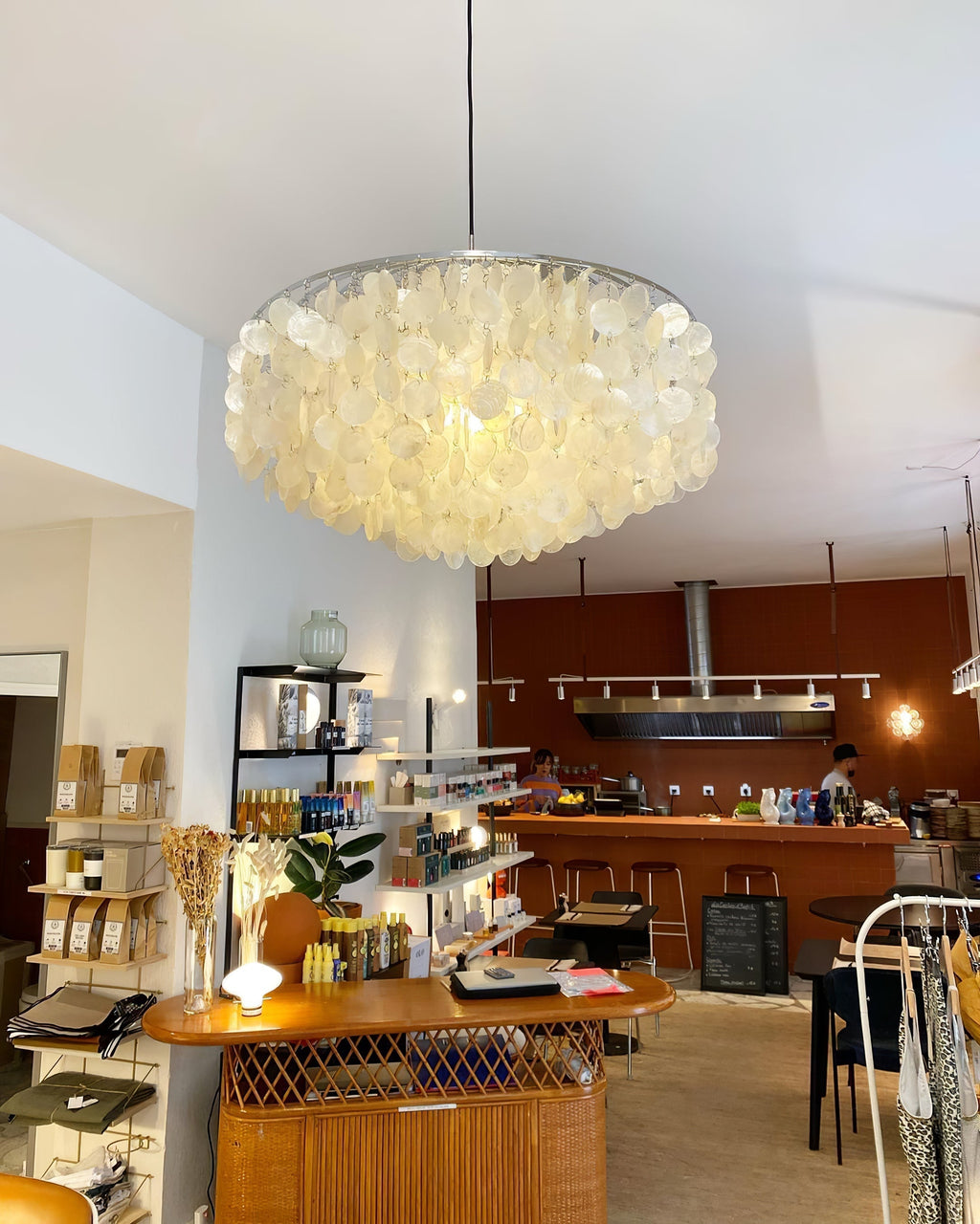 Kulatý lustr s více úrovněmi a skořepinami — design z průsvitných disků