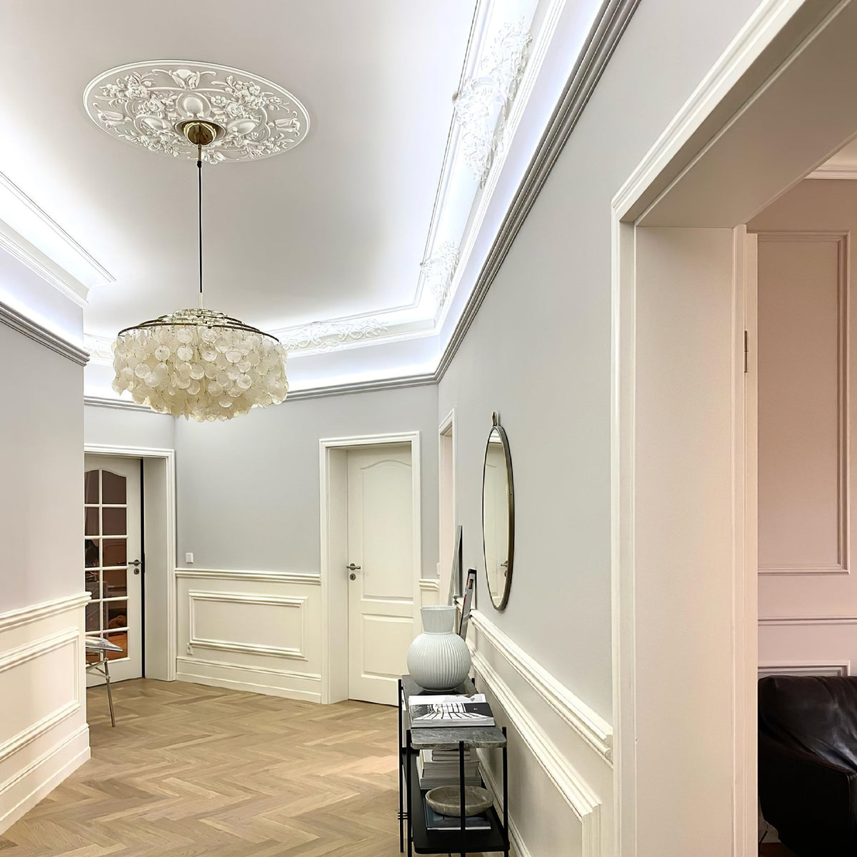 Kulatý lustr s více úrovněmi a skořepinami — design z průsvitných disků
