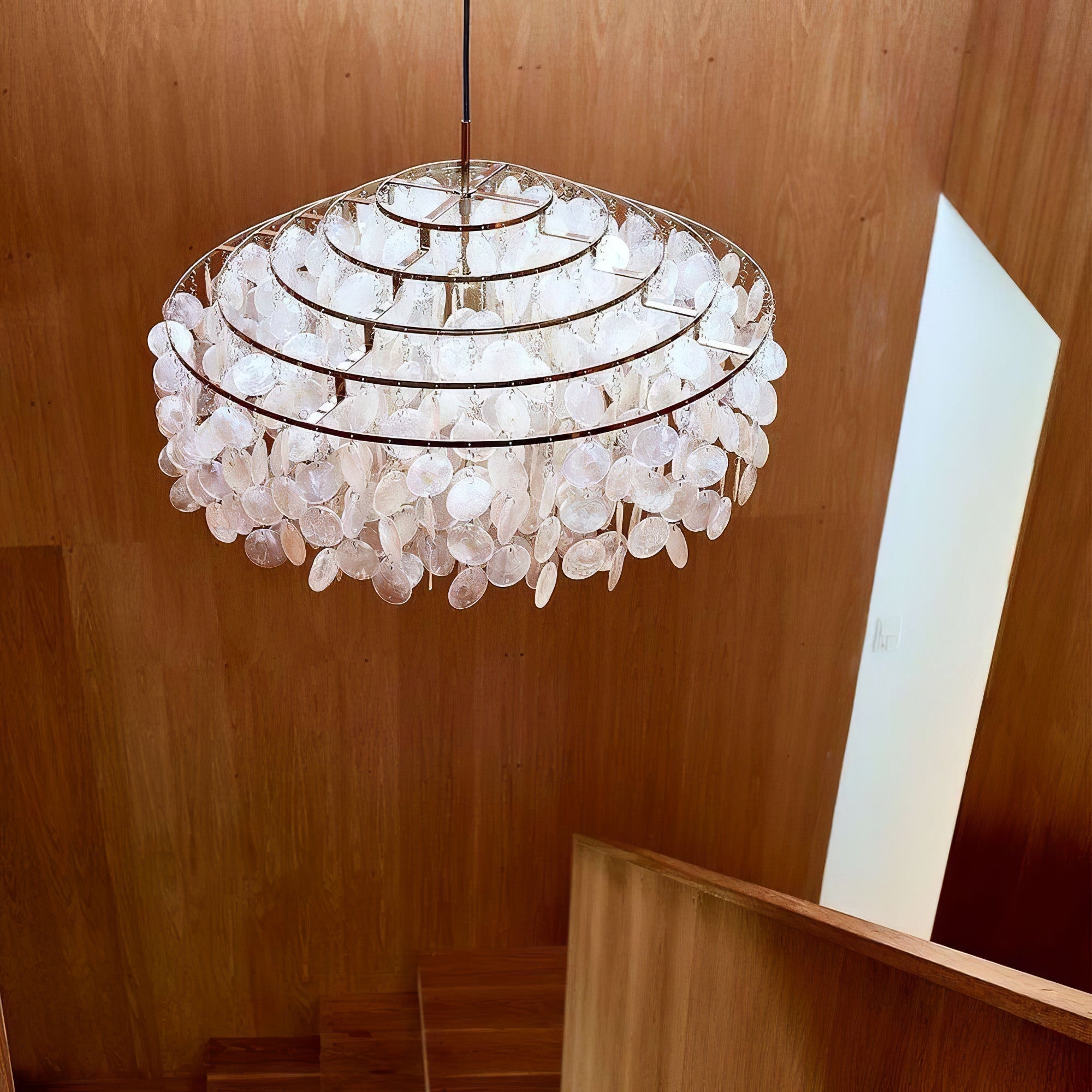 Kulatý lustr s více úrovněmi a skořepinami — design z průsvitných disků