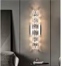 Applique da parete in cristallo con paralume trasparente e struttura in acciaio inox di Lumenara