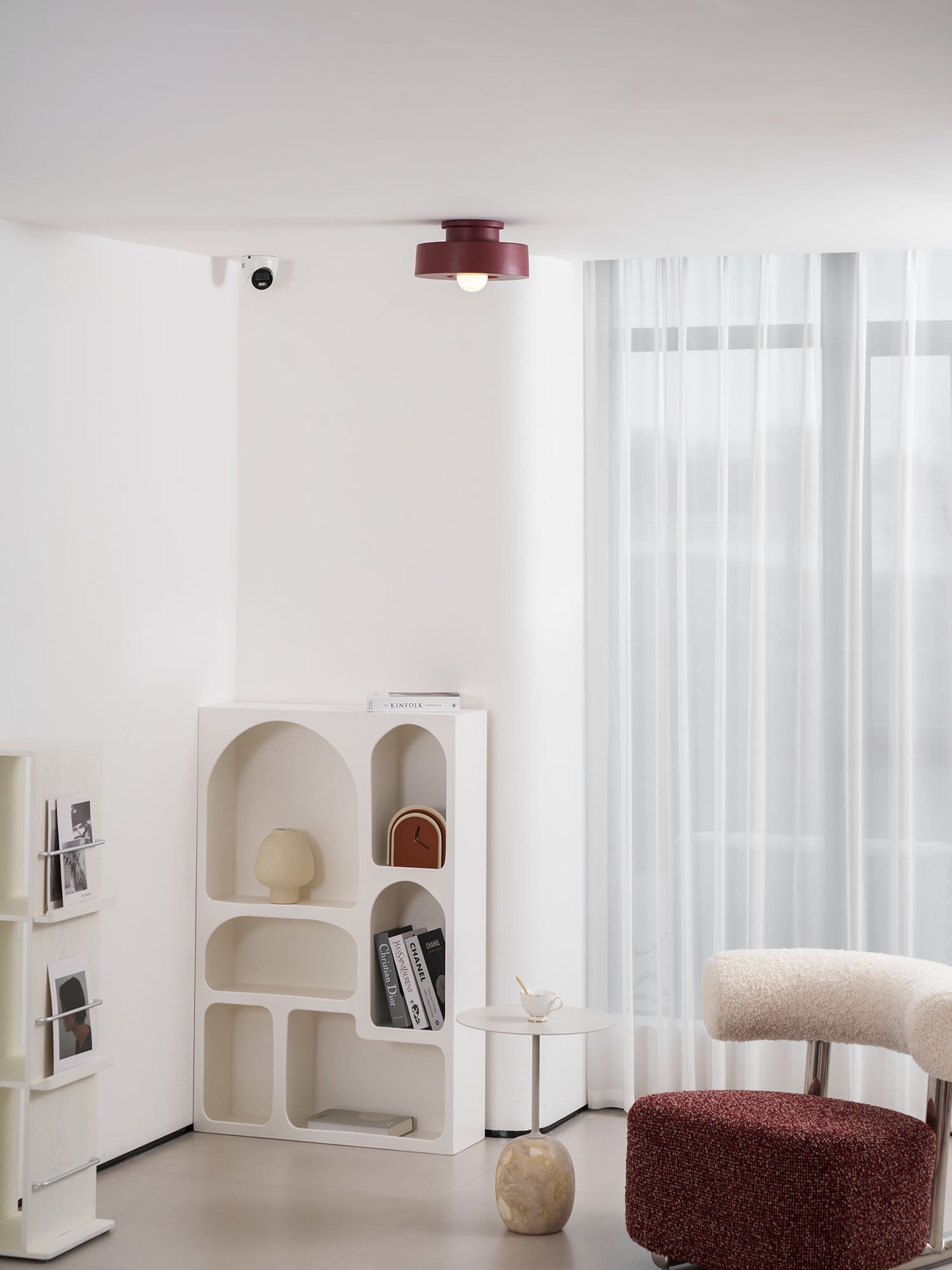 Stropní svítidlo Simon — design skládaných válců, tři barevné varianty