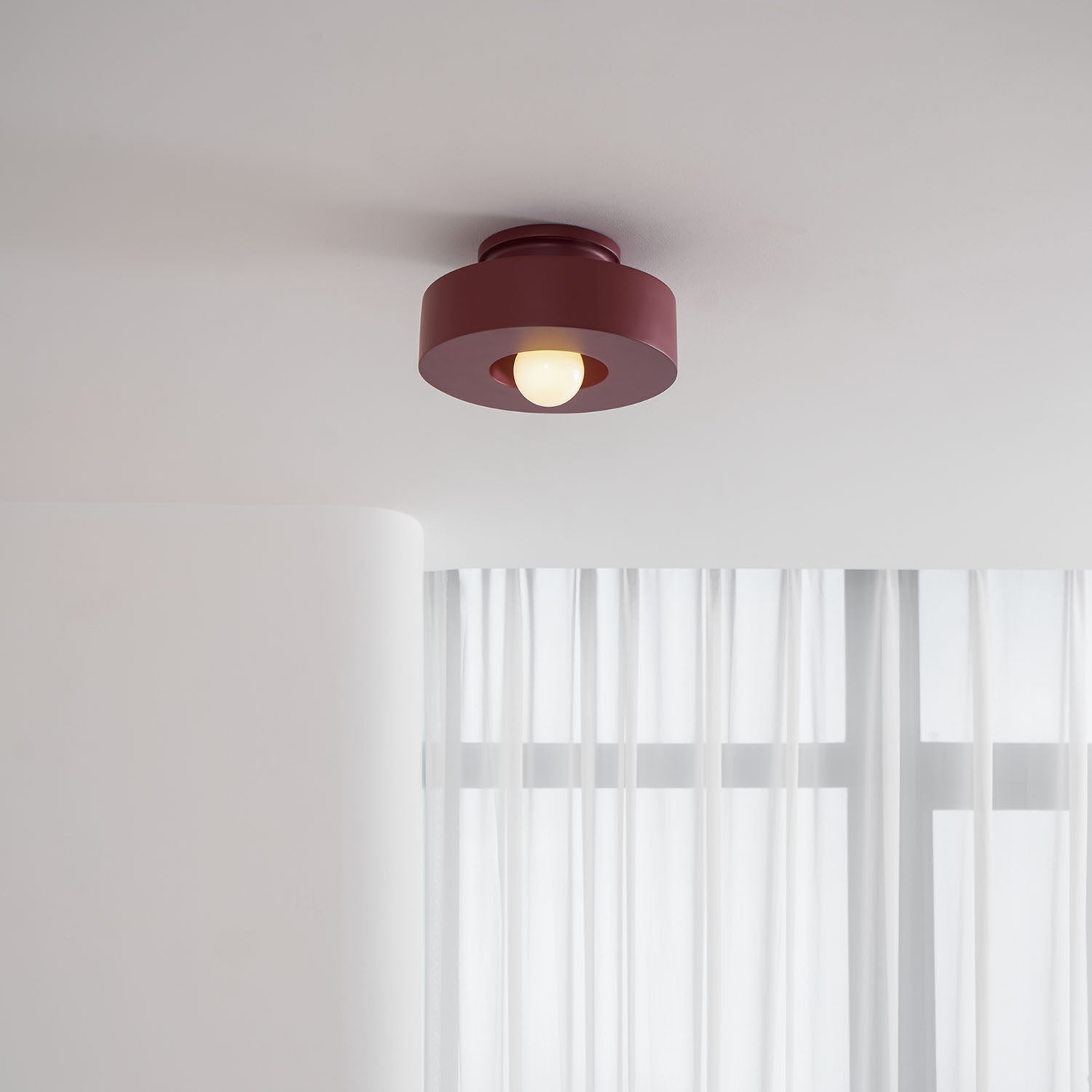 Stropní svítidlo Simon — design skládaných válců, tři barevné varianty