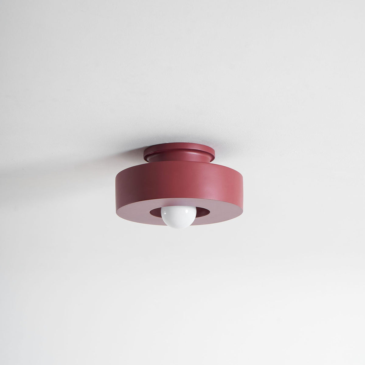 Stropní svítidlo Simon — design skládaných válců, tři barevné varianty