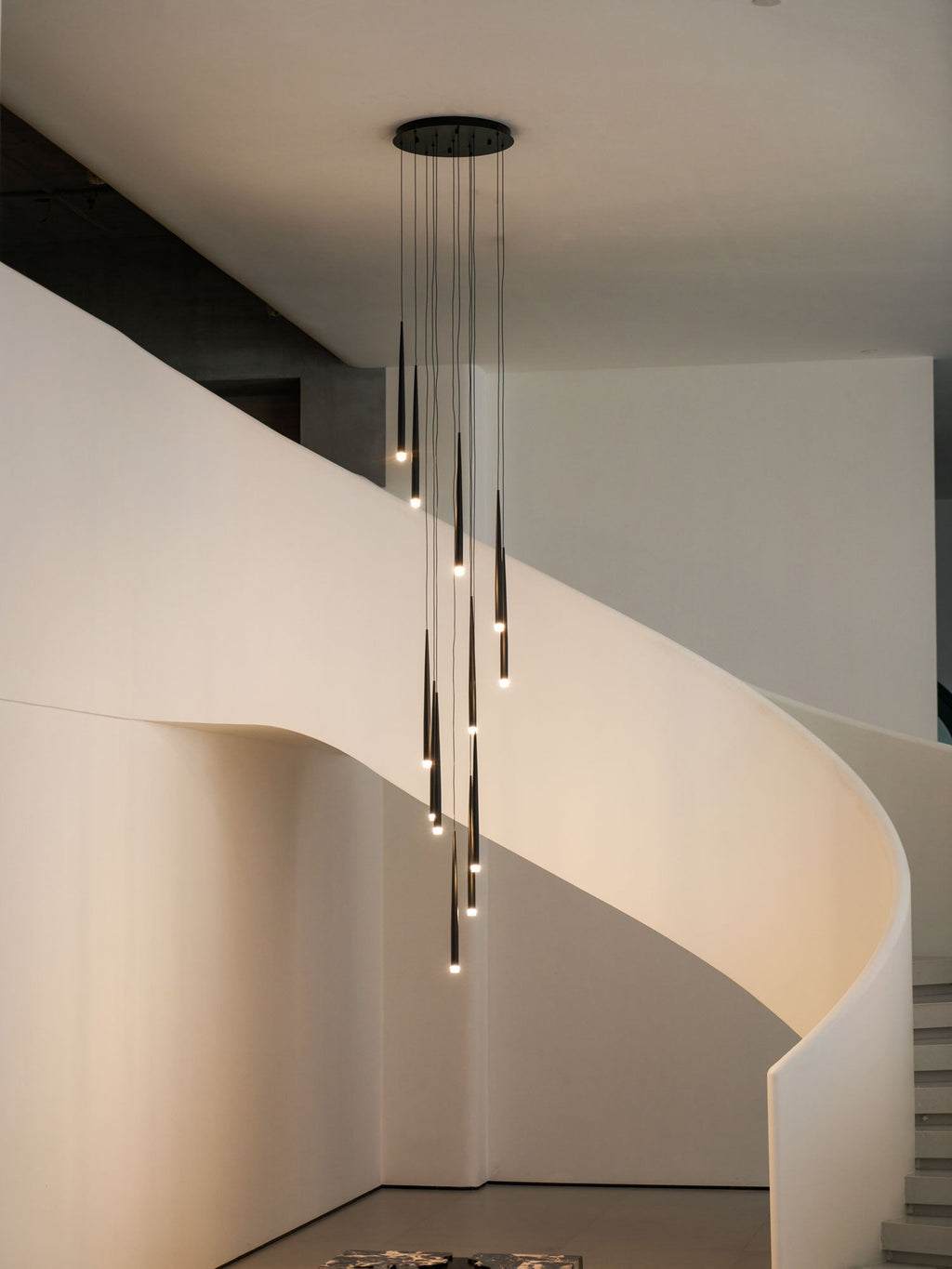 Κρεμαστό φωτιστικό με λεπτό κώνο — Κωνικό κρεμαστό φωτιστικό έμφασης
