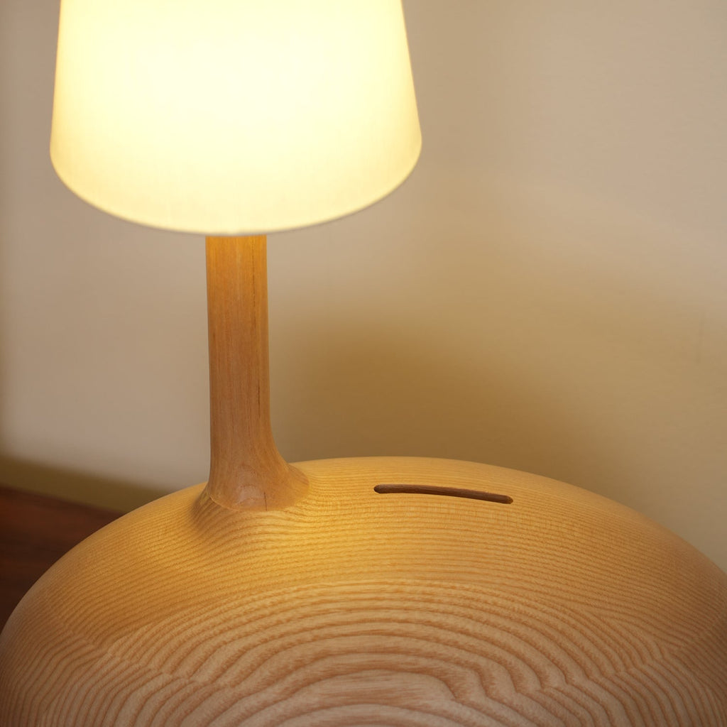 Dřevěná stolní lampa Slow — stmívatelná, ořechové tělo, bílé stínidlo