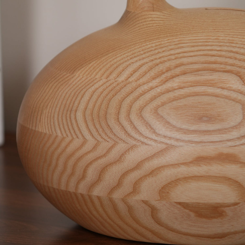 Dřevěná stolní lampa Slow — stmívatelná, ořechové tělo, bílé stínidlo