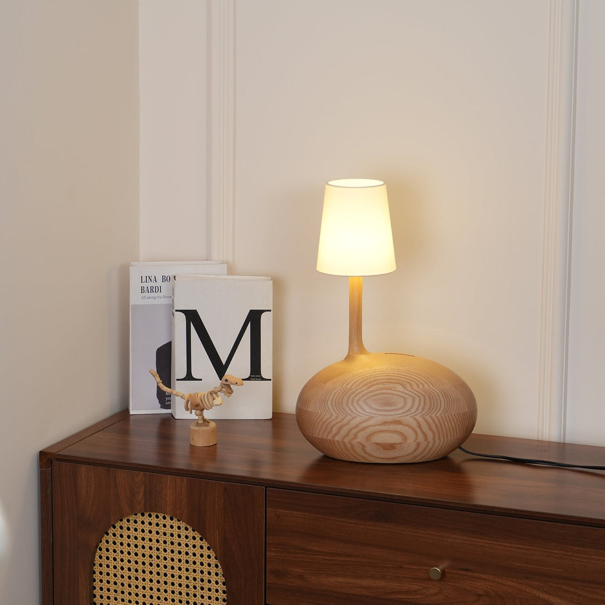 Dřevěná stolní lampa Slow — stmívatelná, ořechové tělo, bílé stínidlo