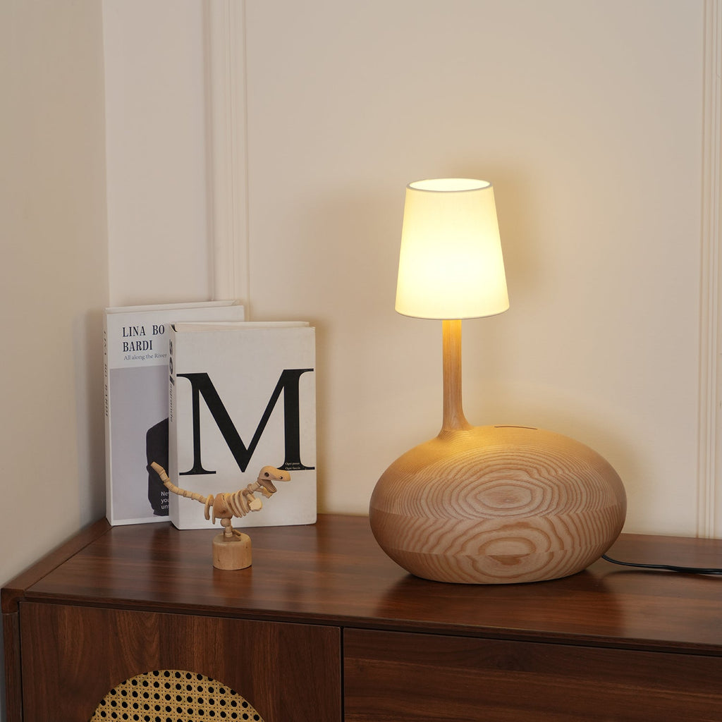 Dřevěná stolní lampa Slow — stmívatelná, ořechové tělo, bílé stínidlo