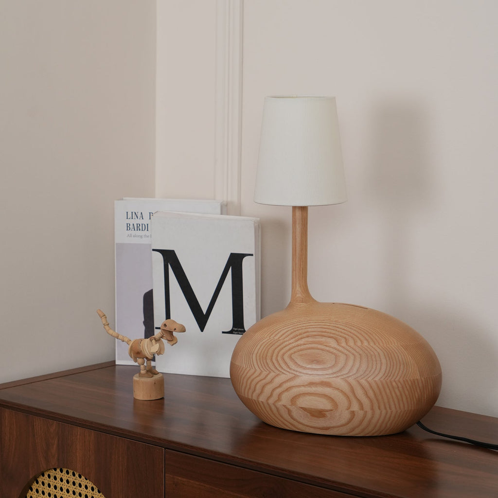 Dřevěná stolní lampa Slow — stmívatelná, ořechové tělo, bílé stínidlo