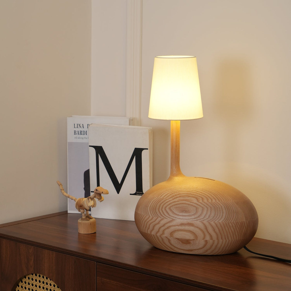 Dřevěná stolní lampa Slow — stmívatelná, ořechové tělo, bílé stínidlo