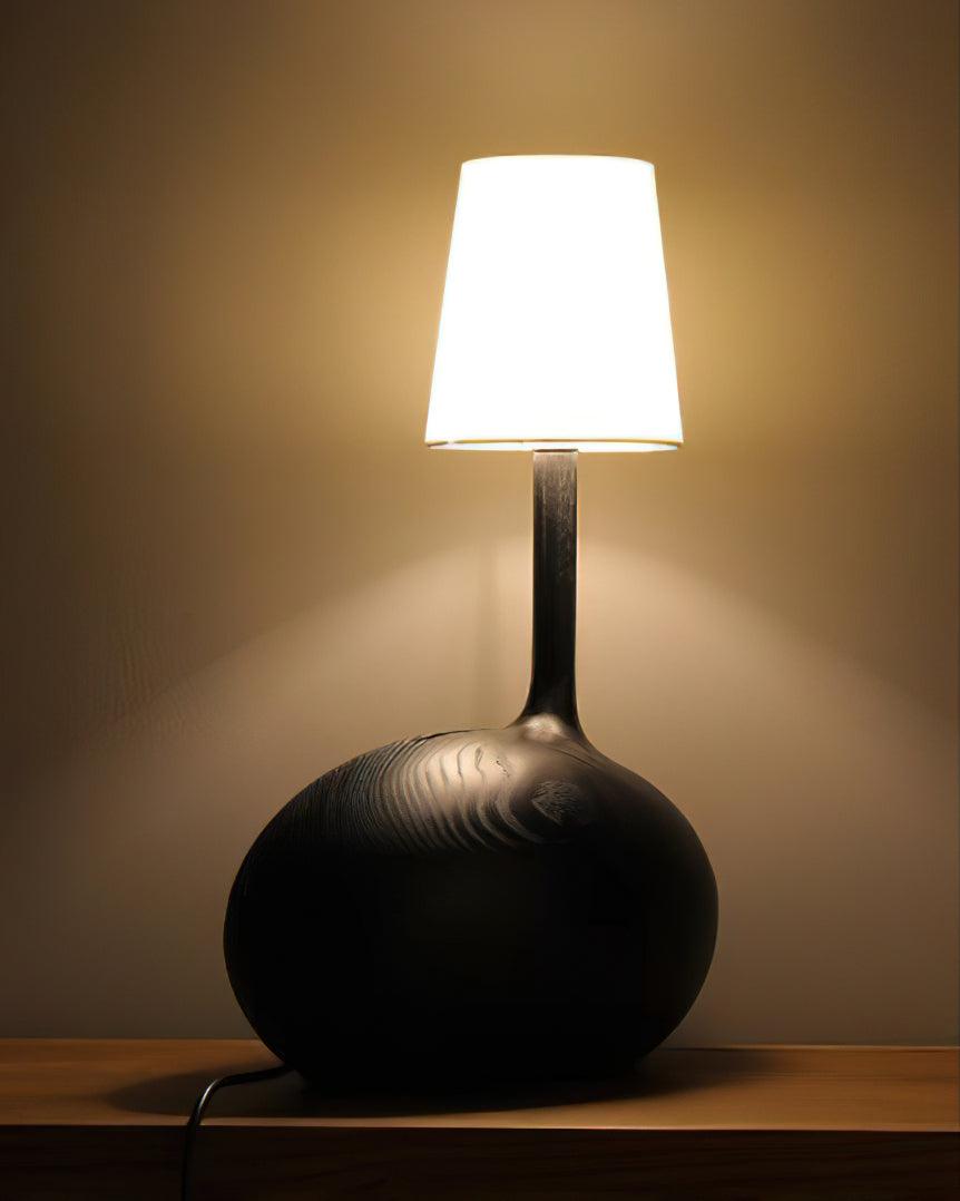 Dřevěná stolní lampa Slow — stmívatelná, ořechové tělo, bílé stínidlo