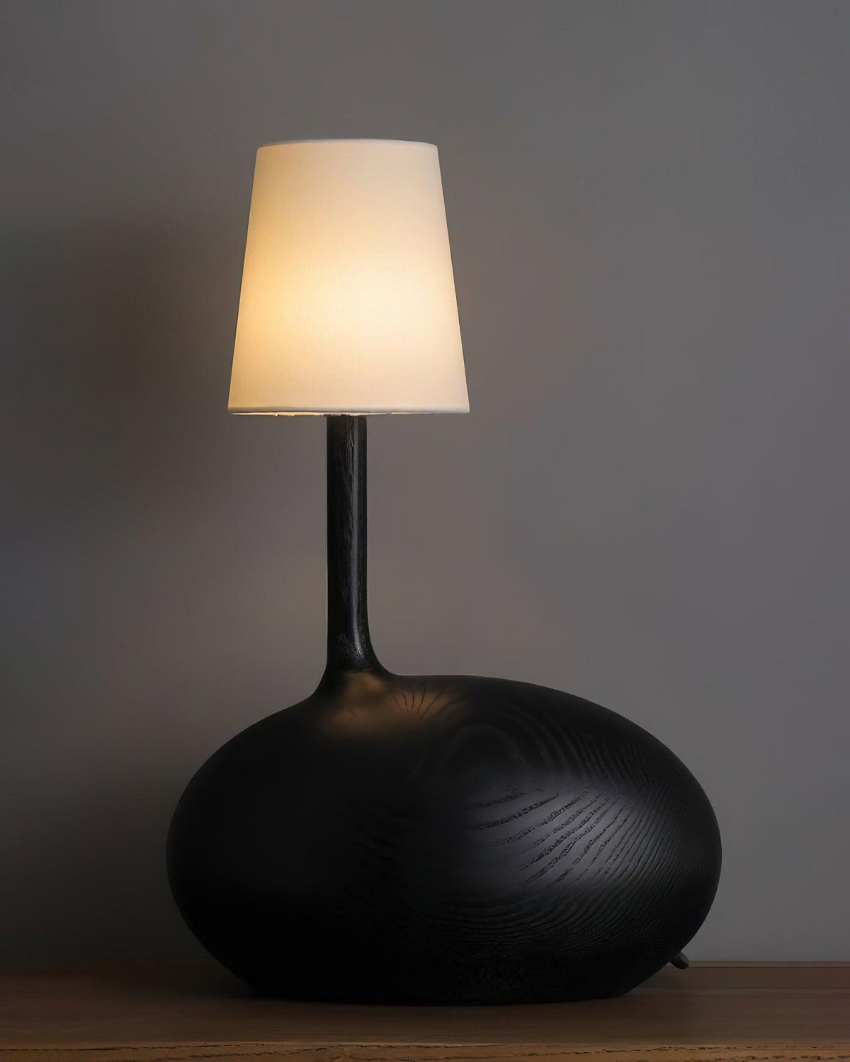 Dřevěná stolní lampa Slow — stmívatelná, ořechové tělo, bílé stínidlo