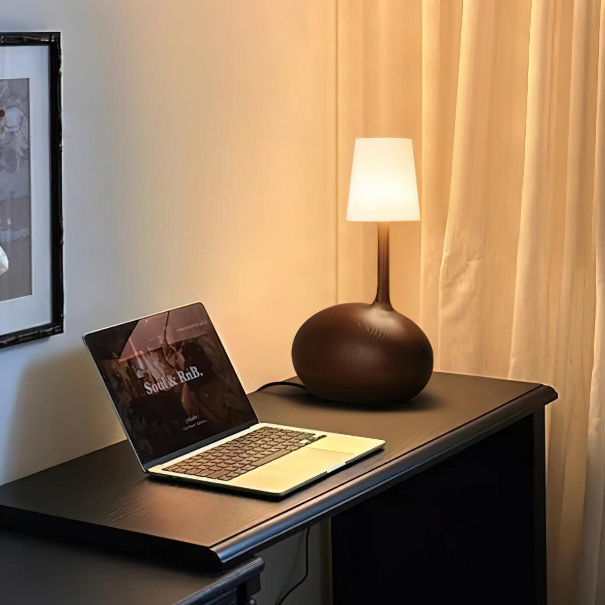 Dřevěná stolní lampa Slow — stmívatelná, ořechové tělo, bílé stínidlo