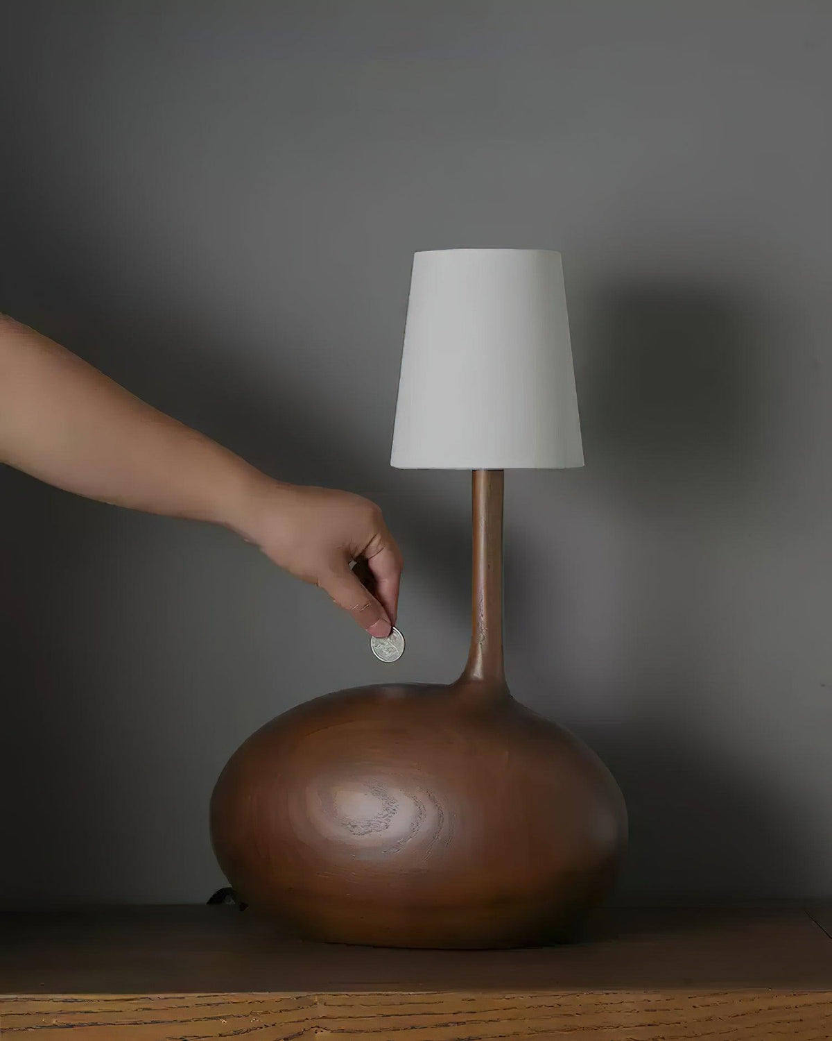 Dřevěná stolní lampa Slow — stmívatelná, ořechové tělo, bílé stínidlo