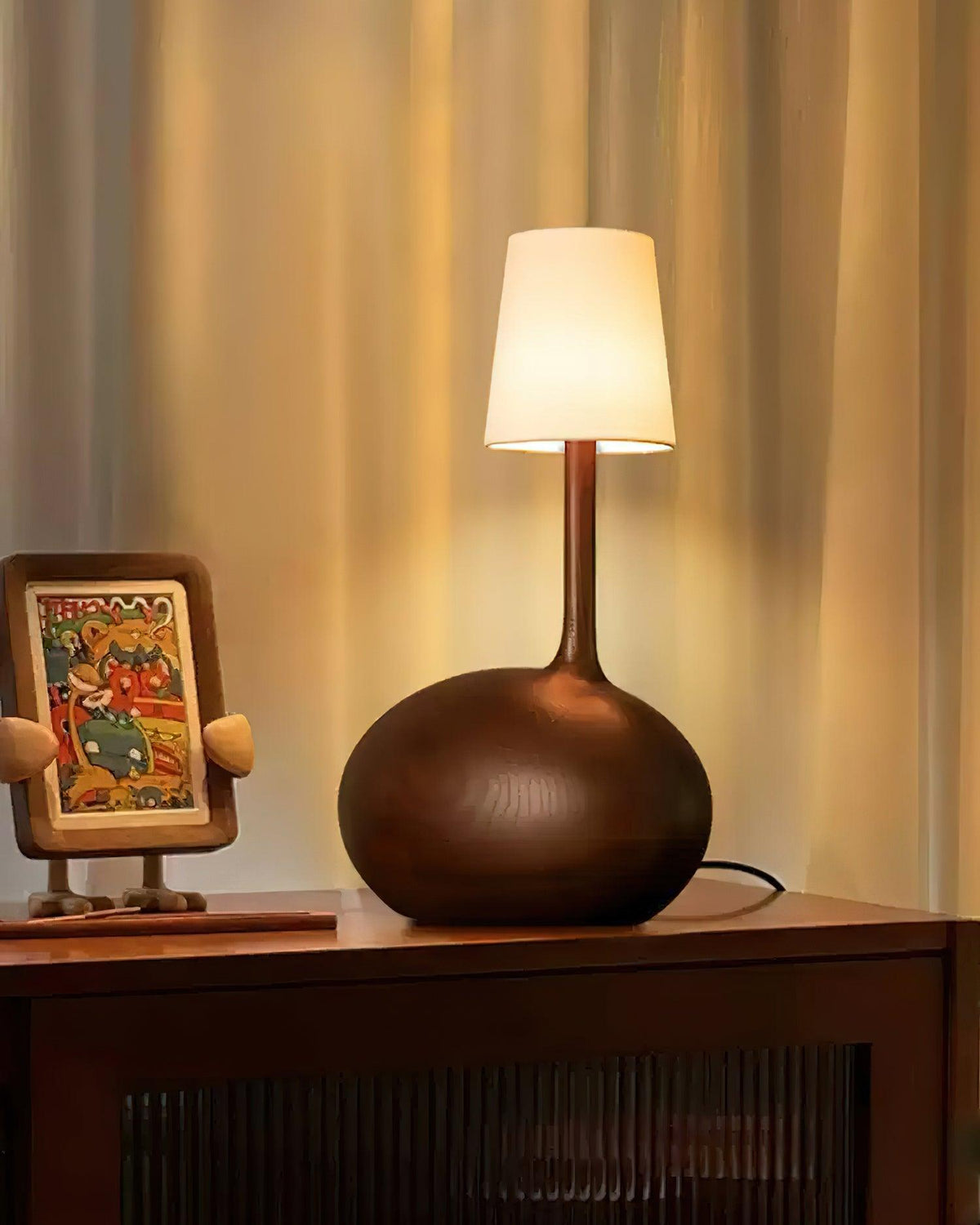 Dřevěná stolní lampa Slow — stmívatelná, ořechové tělo, bílé stínidlo