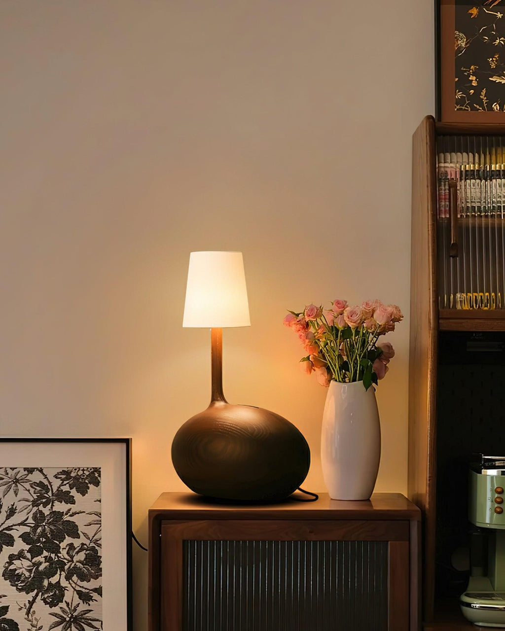 Dřevěná stolní lampa Slow — stmívatelná, ořechové tělo, bílé stínidlo