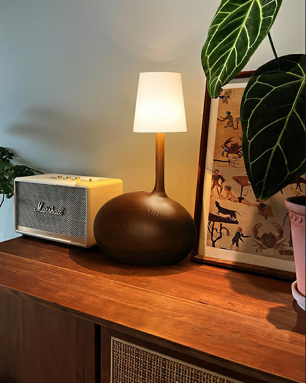 Dřevěná stolní lampa Slow — stmívatelná, ořechové tělo, bílé stínidlo