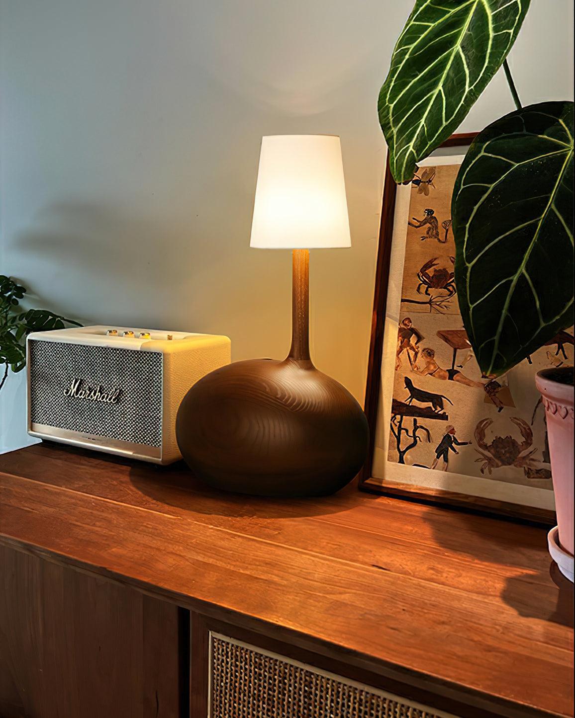 Dřevěná stolní lampa Slow — stmívatelná, ořechové tělo, bílé stínidlo