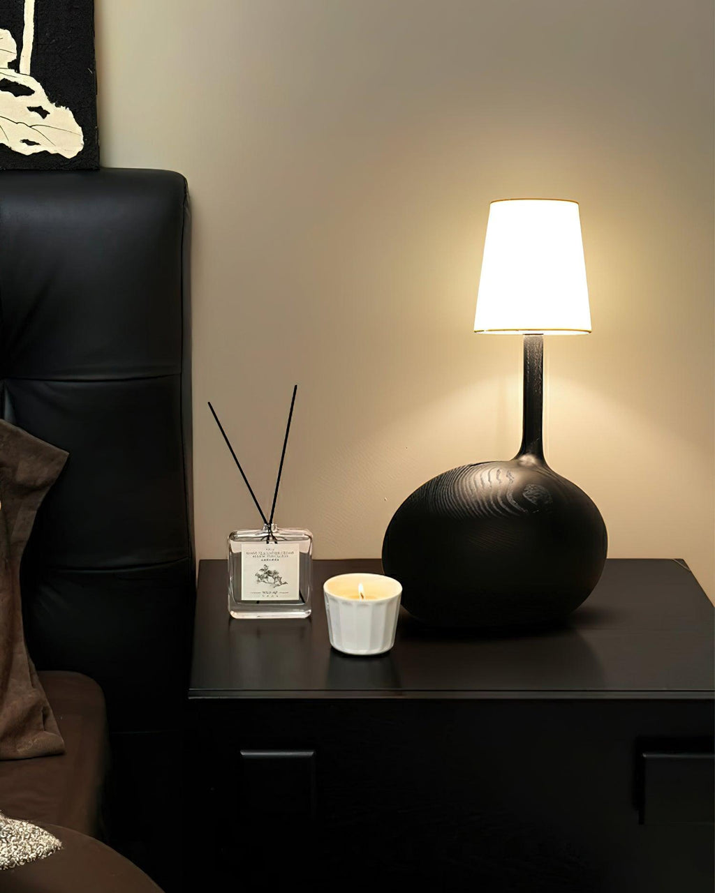 Dřevěná stolní lampa Slow — stmívatelná, ořechové tělo, bílé stínidlo