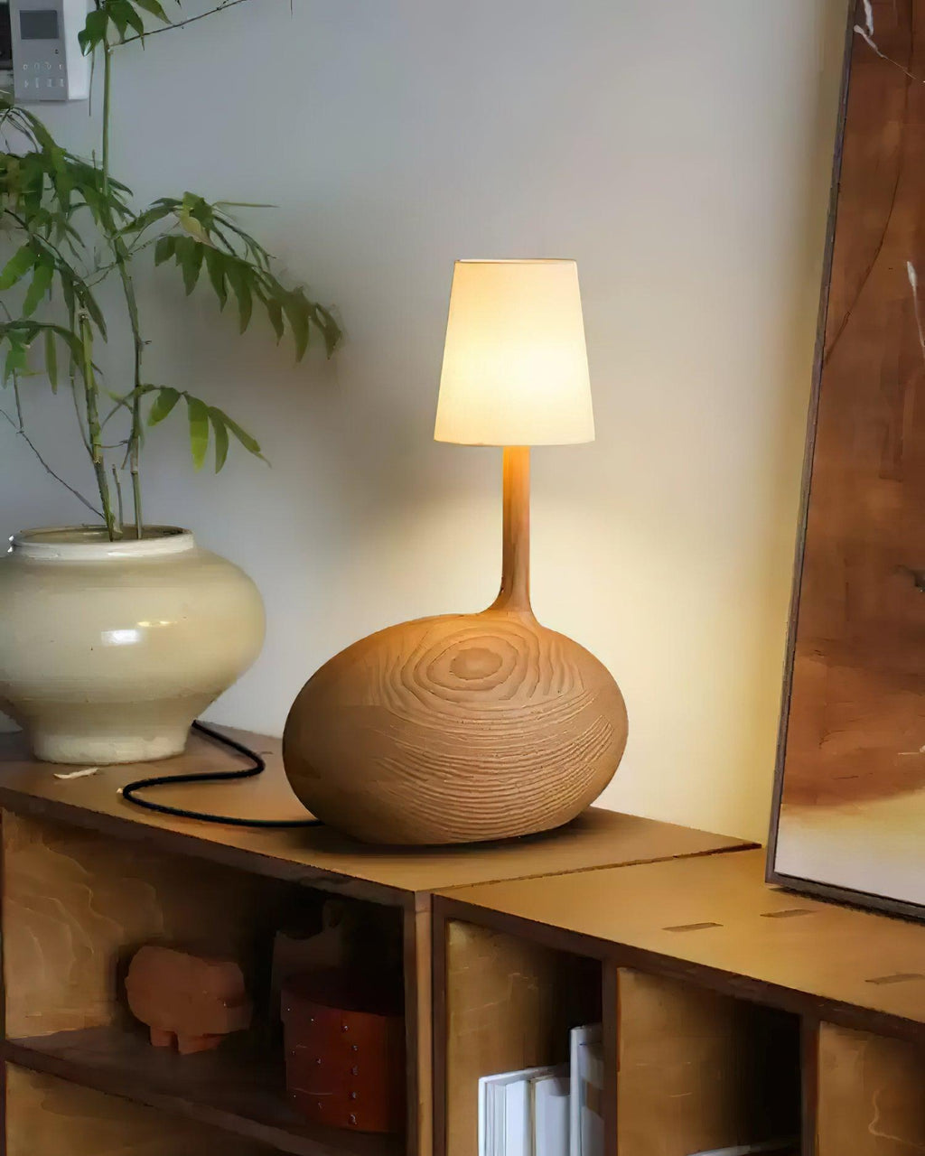 Dřevěná stolní lampa Slow — stmívatelná, ořechové tělo, bílé stínidlo