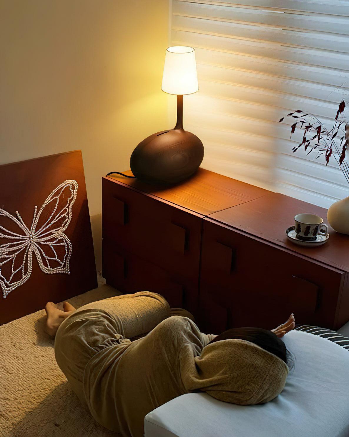 Dřevěná stolní lampa Slow — stmívatelná, ořechové tělo, bílé stínidlo