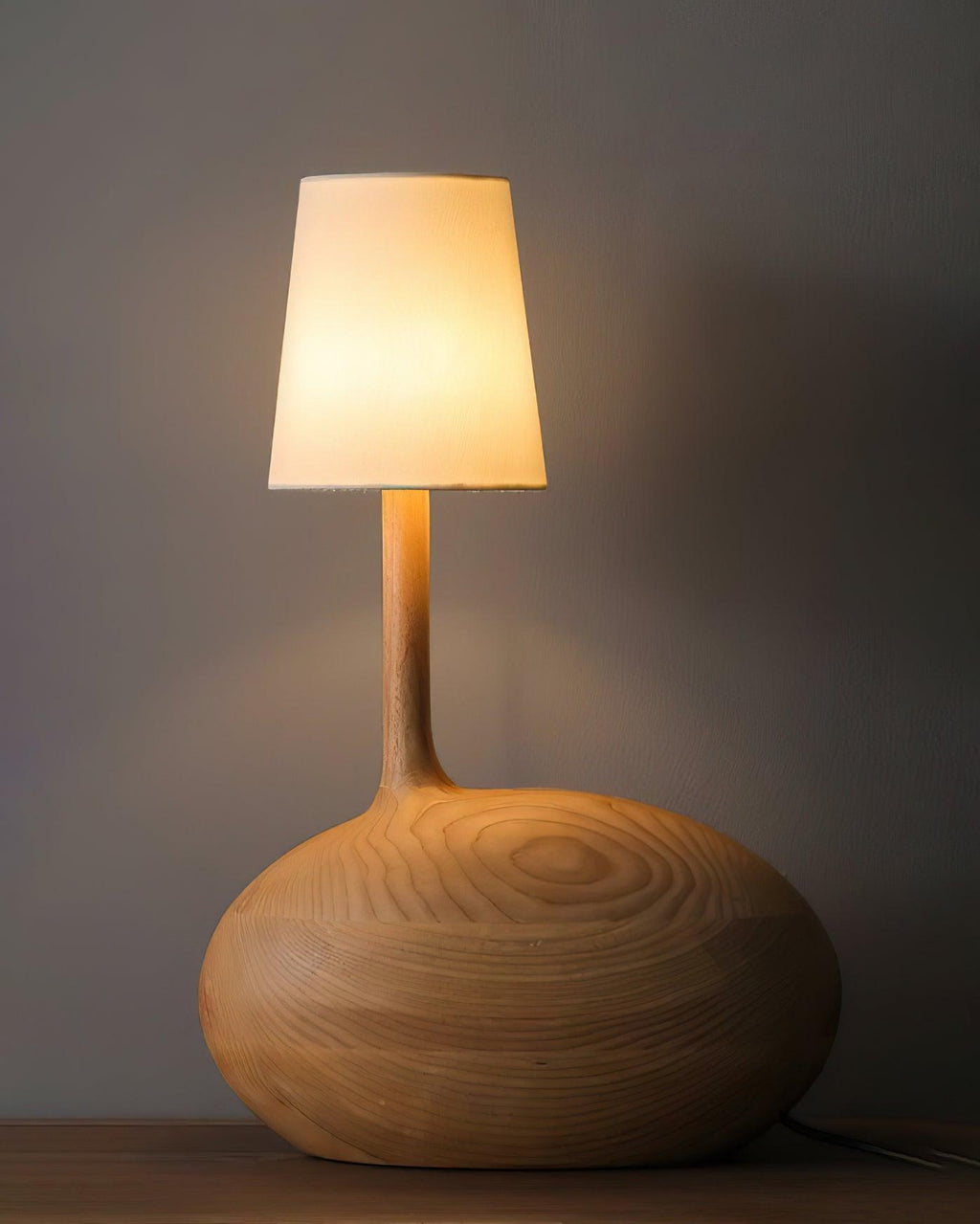 Dřevěná stolní lampa Slow — stmívatelná, ořechové tělo, bílé stínidlo